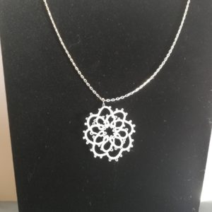 Pendentif Rosace en dentelle de frivolités en coton DMC perlé n°8 blanc