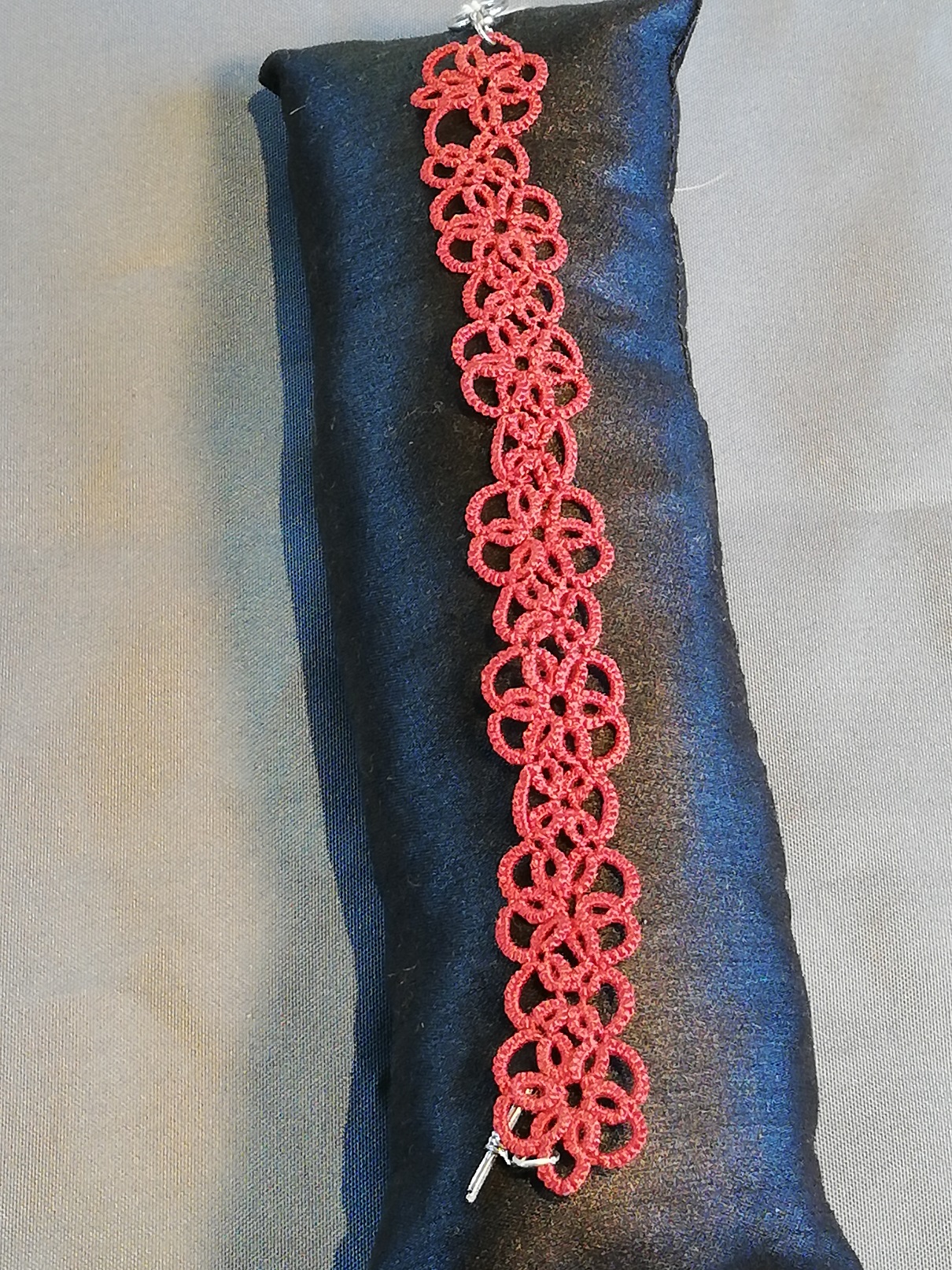 Bracelet Pâquerette en dentelle de frivolités en fil de coton DMC perlé n°8 brique