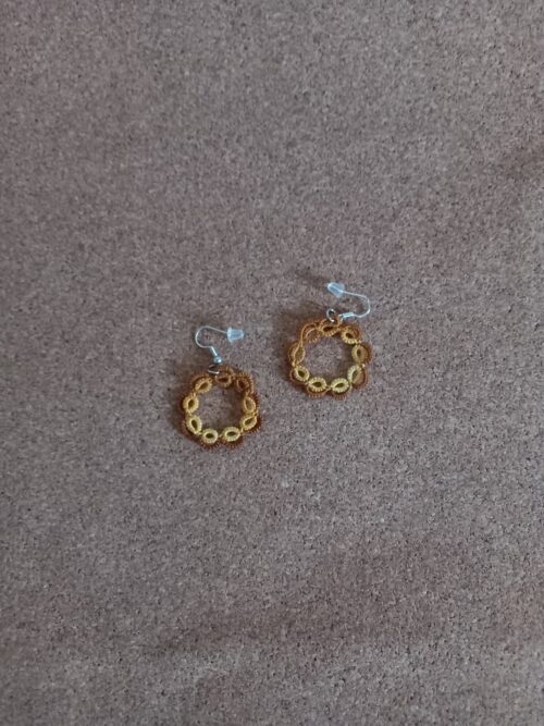 Modèle Ellipse. Boucles d'oreilles en dentelle de frivolités en fil de coton perlé DMC n°8 savane brûlée ombrée