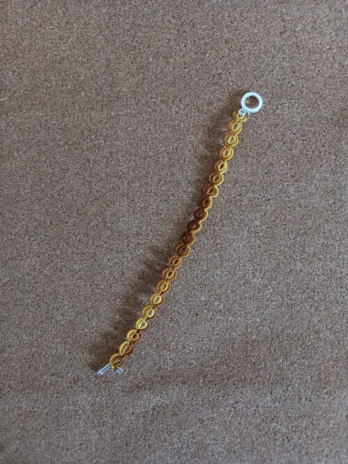 Bracelet Ellipse en dentelle de Frivolités en fil de coton perlé DMC savane brûlée ombrée