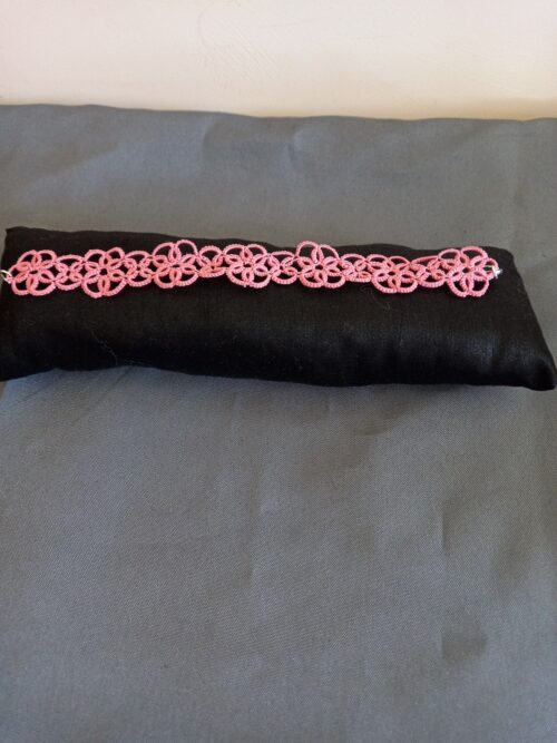 Dentelle de frivolité : bracelet Pâquerette en fil de coton DMC rose
