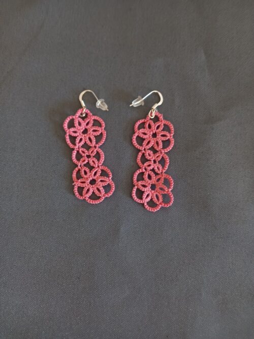 Boucles d'oreilles Pâquerette en dentelle de frivolité en fil de coton DMC rose