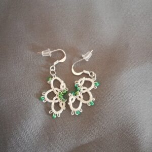 Boucles d'oreilles Bulles d'Eau en dentelle de frivolités en coton DMC spécial n°30 blanc et ajout de perles rocaille vert émeraude