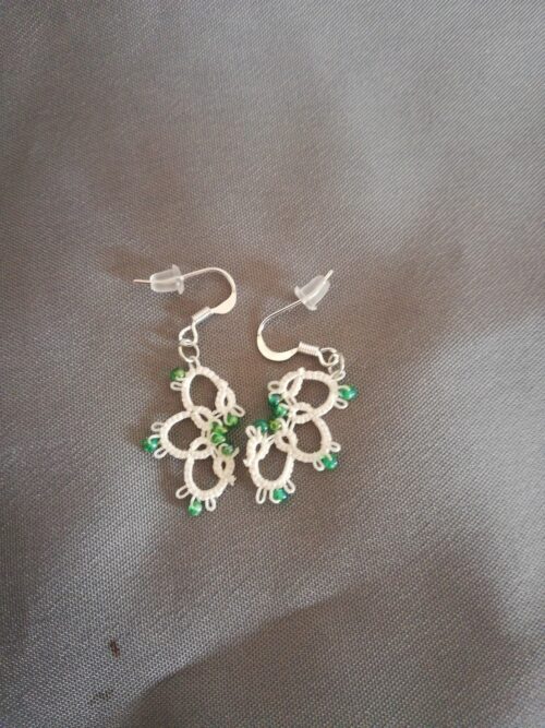 Boucles d'oreilles Bulles d'Eau en dentelle de frivolités en coton DMC spécial n°30 blanc et ajout de perles rocaille vert émeraude