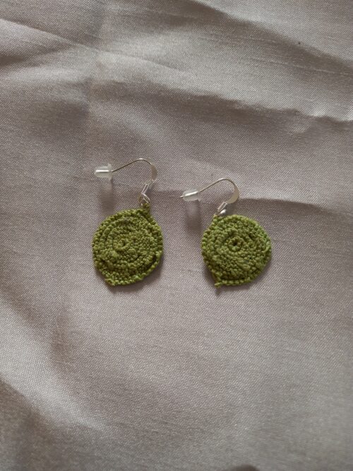 Boucles d'oreilles Spirale en dentelle de frivolité en coton DMC n°8 vert anis