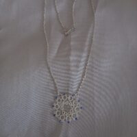 Pendentif Cosmos en dentelle de frivolité en coton DMC spécial n°30 et ajout de perles rocaille bleues