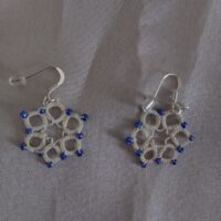 Cosmos, boucles d'oreilles en dentelle de frivolités en coton DMC spécial n°30 blanc et ajout de perles rocaille bleues