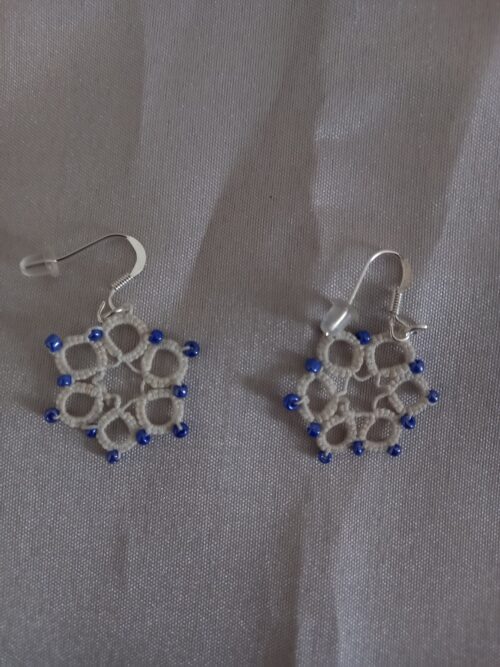 Cosmos, boucles d'oreilles en dentelle de frivolités en coton DMC spécial n°30 blanc et ajout de perles rocaille bleues