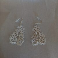 La Parisienne, boucles d'oreilles en dentelle de frivolité en coton DMC spécial n°30 blanc