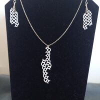 Ensemble bijoux frivolités bambou ivoire composé d'un pendentif et d'une paire de boucles d'oreilles
