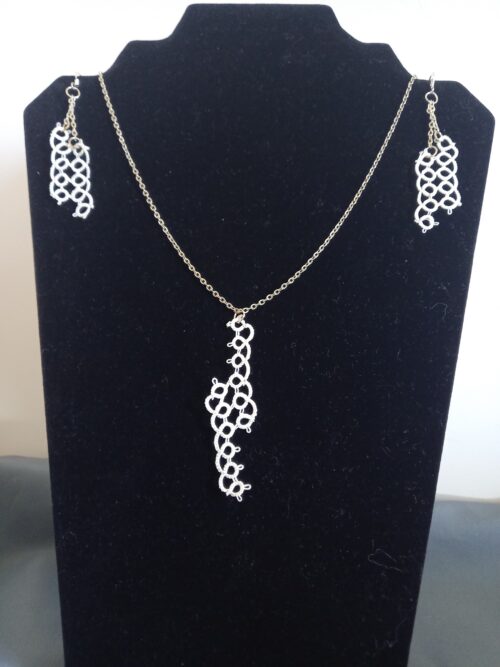 Ensemble bijoux frivolités bambou ivoire composé d'un pendentif et d'une paire de boucles d'oreilles