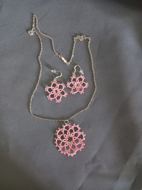 Ensemble bijoux frivolité en rosace rose composé d'une paire de boucles d'oreilles et d'un pendentif