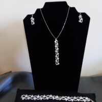 Ensemble bijoux frivolité en passiflore ivoire composé d'un pendentif d'un bracelet d'une paire de boucles d'oreilles courtes