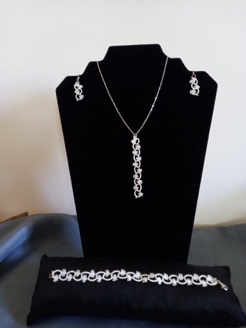 Ensemble bijoux frivolité en passiflore ivoire composé d'un pendentif d'un bracelet d'une paire de boucles d'oreilles courtes