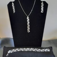 Ensemble bijoux frivolité en passiflore ivoire composé d'un pendentif d'un bracelet d'une paire de boucles d'oreilles longues