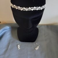 Ensemble bijoux frivolité en passiflore ivoire composé d'un bandeau et d'une paire de boucles d'oreilles courtes