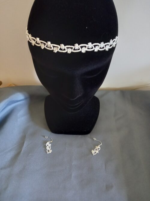 Ensemble bijoux frivolité en passiflore ivoire composé d'un bandeau et d'une paire de boucles d'oreilles courtes