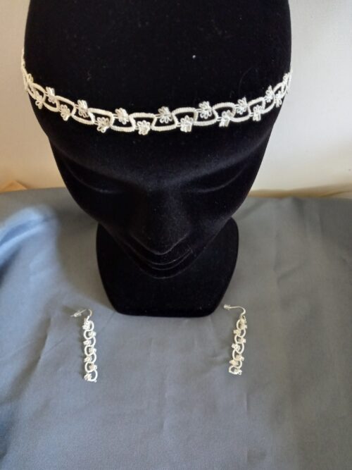 Ensemble bijoux frivolité en passiflore ivoire composé d'un bandeau et d'une paire de boucles d'oreilles longues