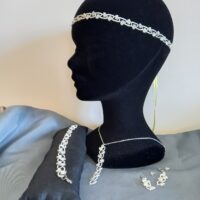 Ensemble bijoux frivolité en passiflore ivoire composé d'un pendentif d'un bracelet d'un bandeau et d'une paire de boucles d'oreilles courtes