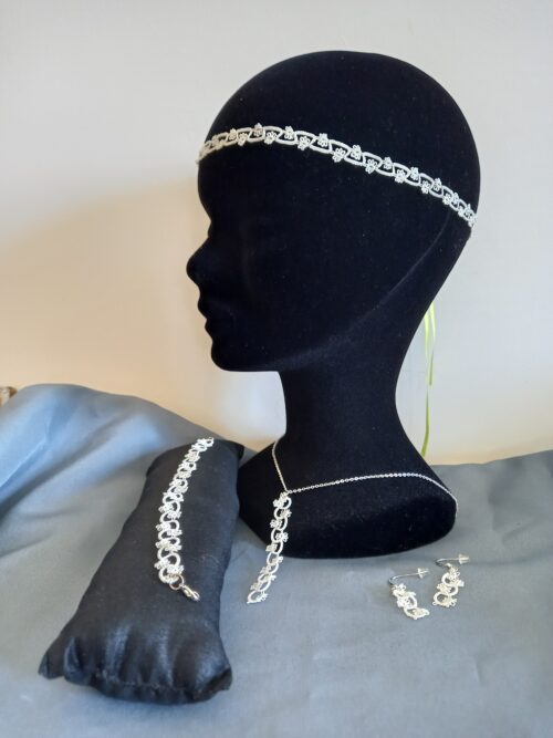 Ensemble bijoux frivolité en passiflore ivoire composé d'un pendentif d'un bracelet d'un bandeau et d'une paire de boucles d'oreilles courtes