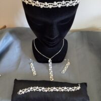 Ensemble bijoux frivolité en passiflore ivoire composé d'un pendentif d'un bracelet d'un bandeau et d'une paire de boucles d'oreilles longues