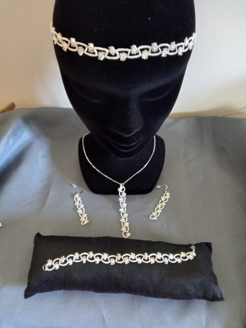 Ensemble bijoux frivolité en passiflore ivoire composé d'un pendentif d'un bracelet d'un bandeau et d'une paire de boucles d'oreilles longues