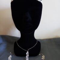 Ensemble bijoux frivolité en passiflore ivoire composé d'un pendentif d'une paire de boucles d'oreilles courtes et d'un bandeau