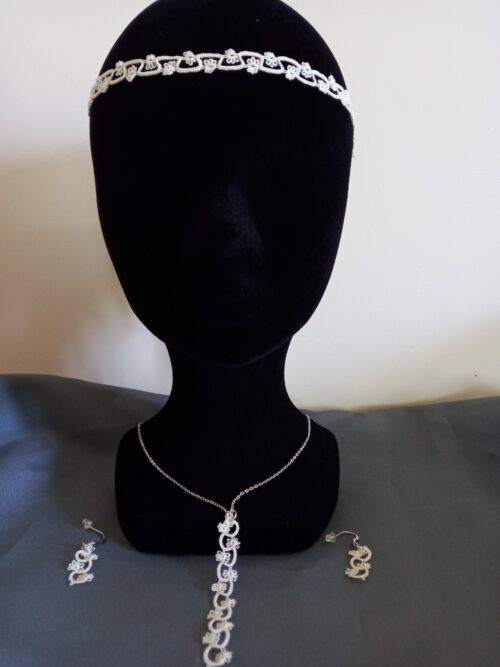 Ensemble bijoux frivolité en passiflore ivoire composé d'un pendentif d'une paire de boucles d'oreilles courtes et d'un bandeau