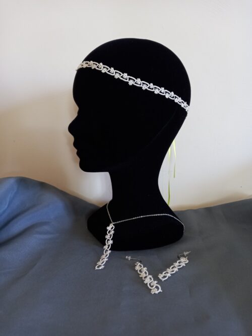 Ensemble bijoux frivolité en passiflore ivoire composé d'un pendentif d'une paire de boucles d'oreilles et d'un bandeau