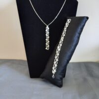 Ensemble bijoux frivolité en passiflore ivoire composé d'un pendentif et d'un bracelet