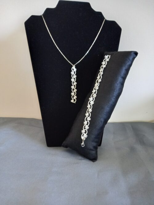 Ensemble bijoux frivolité en passiflore ivoire composé d'un pendentif et d'un bracelet
