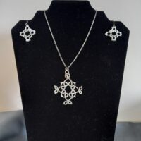 Ensemble bijoux frivolités celte ivoire composé d'un pendentif et d'une paire de boucles d'oreilles