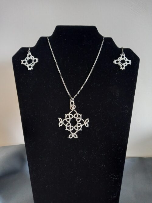 Ensemble bijoux frivolités celte ivoire composé d'un pendentif et d'une paire de boucles d'oreilles