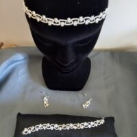Ensemble bijoux frivolité en passiflore ivoirecomposé d'une paire de boucles d'oreilles courtes d'un bracelet et d'un bandeau