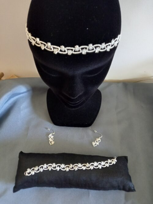Ensemble bijoux frivolité en passiflore ivoirecomposé d'une paire de boucles d'oreilles courtes d'un bracelet et d'un bandeau