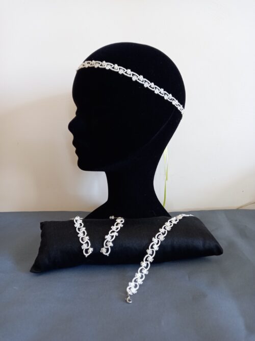 Ensemble bijoux frivolité en passiflore ivoirecomposé d'une paire de boucles d'oreilles longues d'un bandeau et d'un pendentif