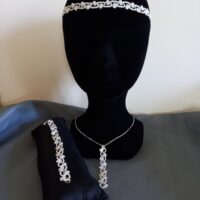 Ensemble bijoux frivolité en passiflore ivoire composé d'un pendentif d'un bandeau et d'un bracelet