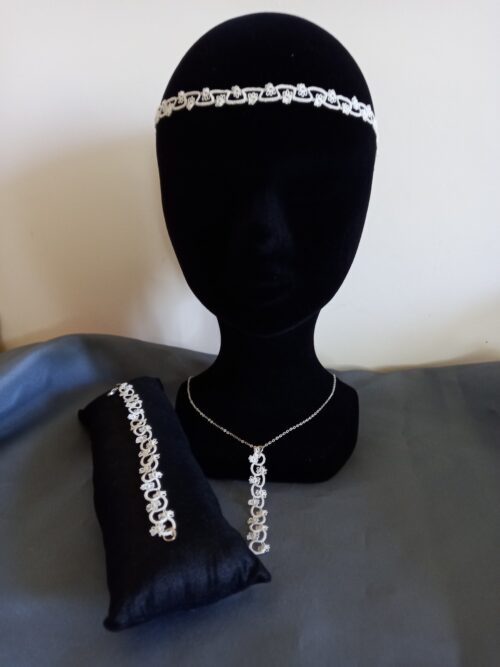 Ensemble bijoux frivolité en passiflore ivoire composé d'un pendentif d'un bandeau et d'un bracelet