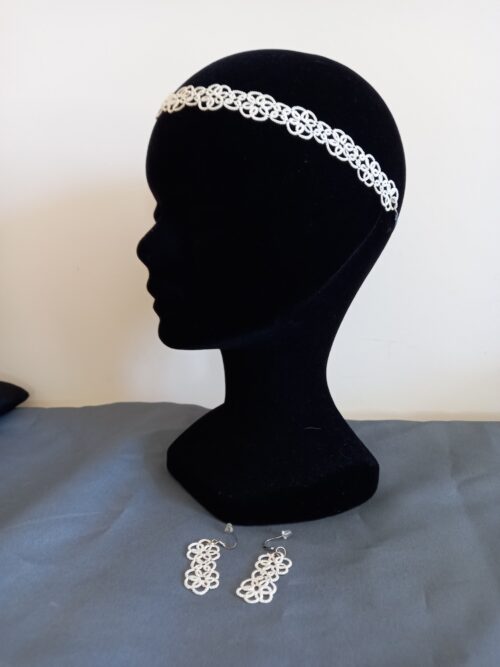 Ensemble bijoux frivolité en pâquerettes ivoire composé d'une paire de boucles d'oreilles et d'un bandeau