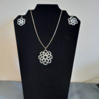 Ensemble bijoux frivolité en rosace ivoire composé d'une paire de boucles d'oreilles et d'un pendentif