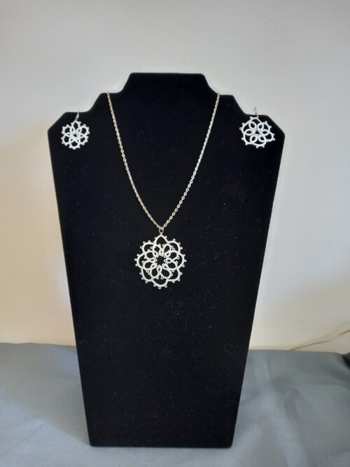 Ensemble bijoux frivolité en rosace ivoire composé d'une paire de boucles d'oreilles et d'un pendentif