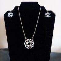 Ensemble bijoux frivolité cosmos ivoire et perles bleues composé d'un pendentif et d'une paire de boucles d'oreilles