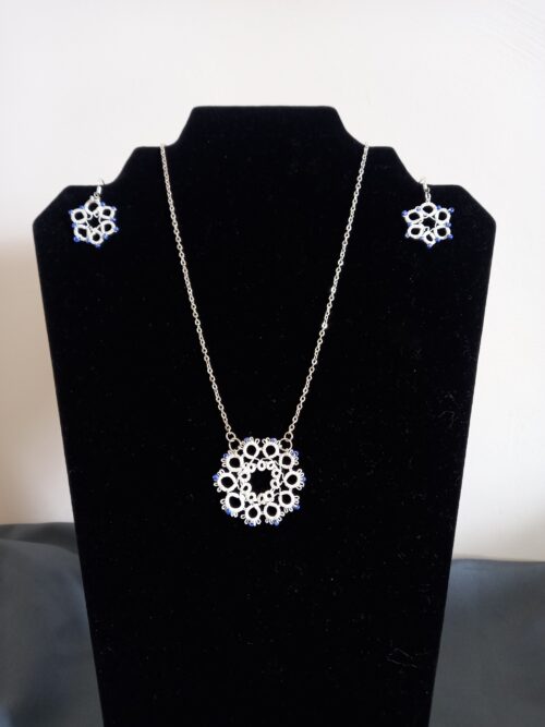 Ensemble bijoux frivolité cosmos ivoire et perles bleues composé d'un pendentif et d'une paire de boucles d'oreilles