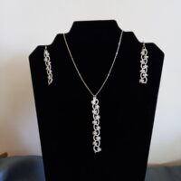 Ensemble bijoux frivolité en passiflore ivoire composé d'un pendentif et d'une paire de boucles d'oreilles longues