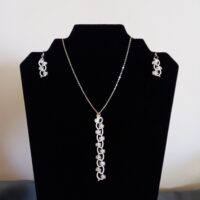 Ensemble bijoux frivolité en passiflore ivoire composé d'un pendentif et d'une paire de boucles d'oreilles courtes