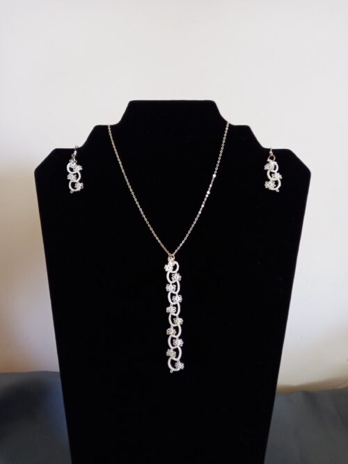 Ensemble bijoux frivolité en passiflore ivoire composé d'un pendentif et d'une paire de boucles d'oreilles courtes