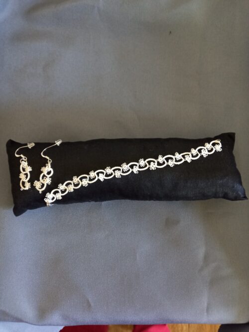 Ensemble bijoux frivolité en passiflore ivoire composé d'un bracelet d'une paire de boucles d'oreilles courtes
