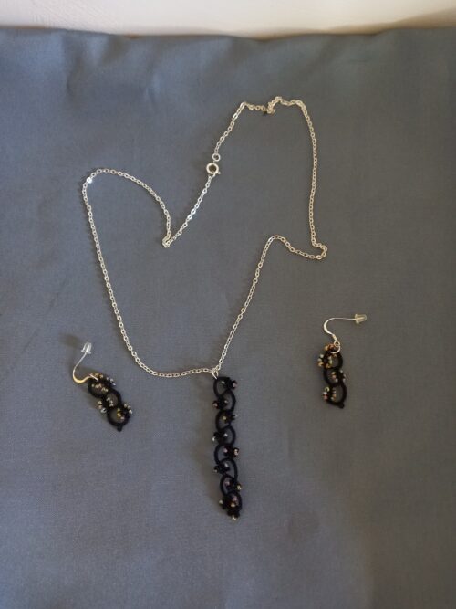 Ensemble bijoux frivolité en passiflore noire et perles dorées composé d'un pendentif et d'une paire de boucles d'oreilles courtes