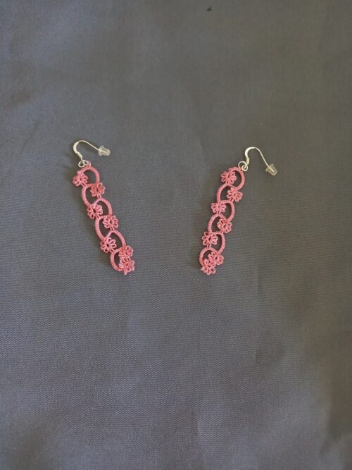 Passiflore : boucles d'oreilles en dentelle de frivolités en coton DMC perlé n°8 rose