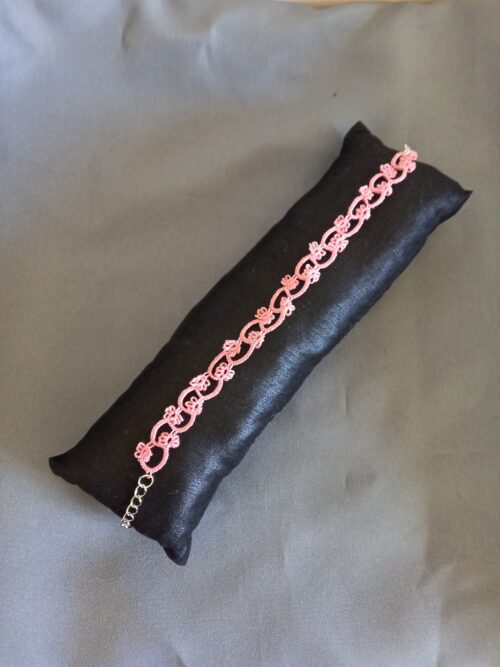 Dentelle de frivolités artisanale : bracelet Passiflore en fil de coton DMC perlé n°8 rose